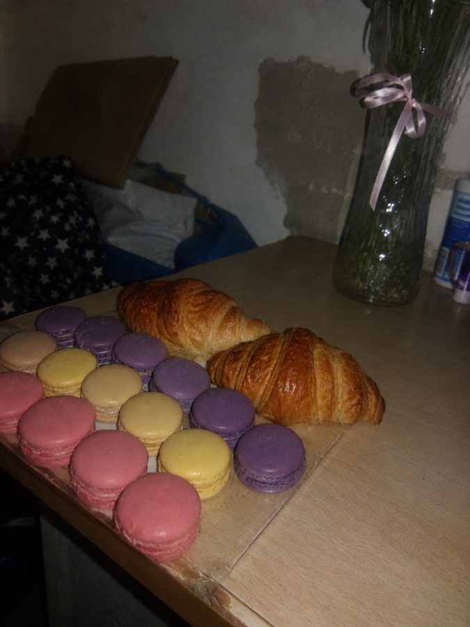 Foto original del cliente: pastelería en condiciones reales con mala iluminación