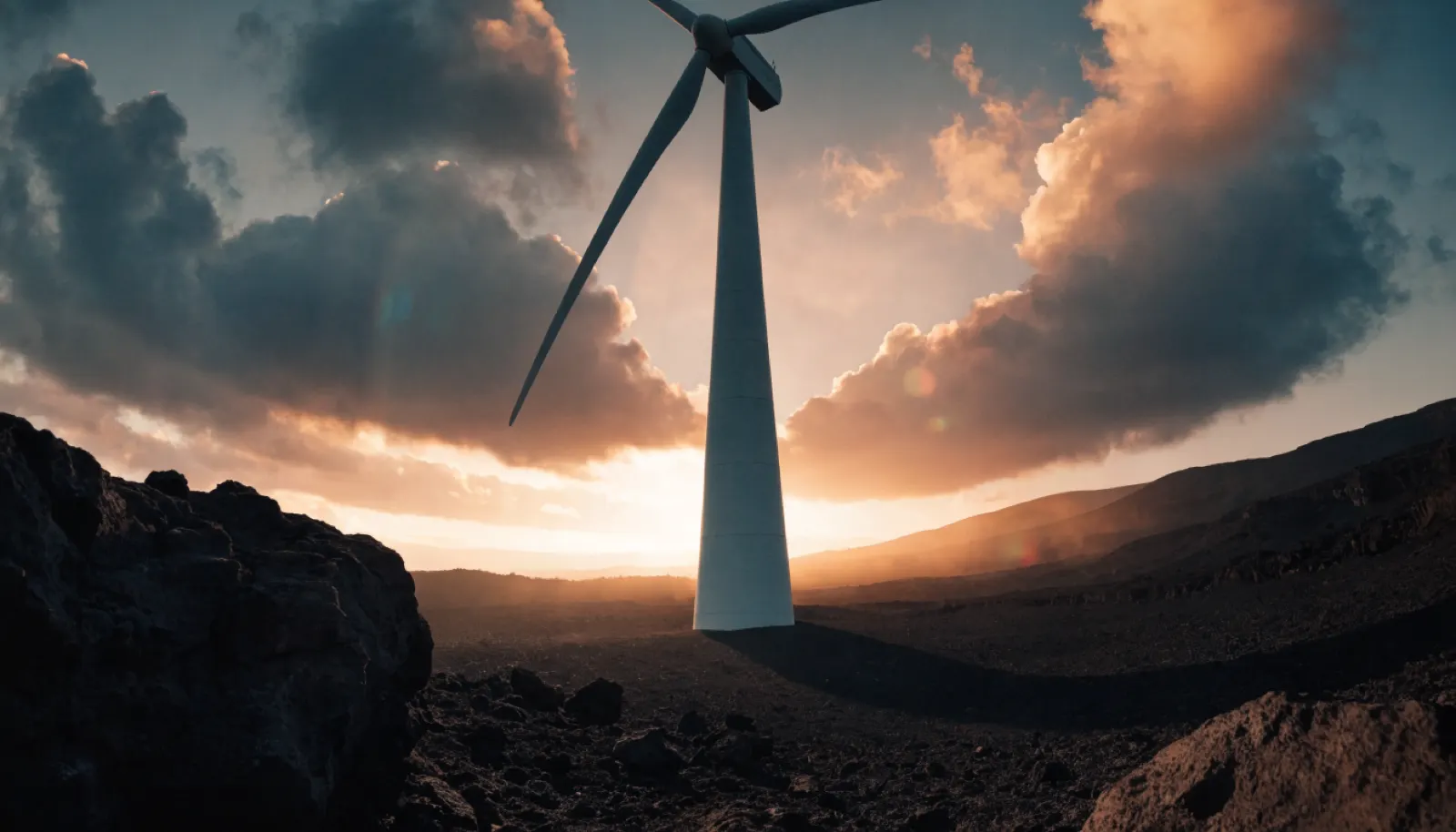 Base de aerogenerador en terreno volcánico canario al atardecer, campaña Naturgy energía renovable