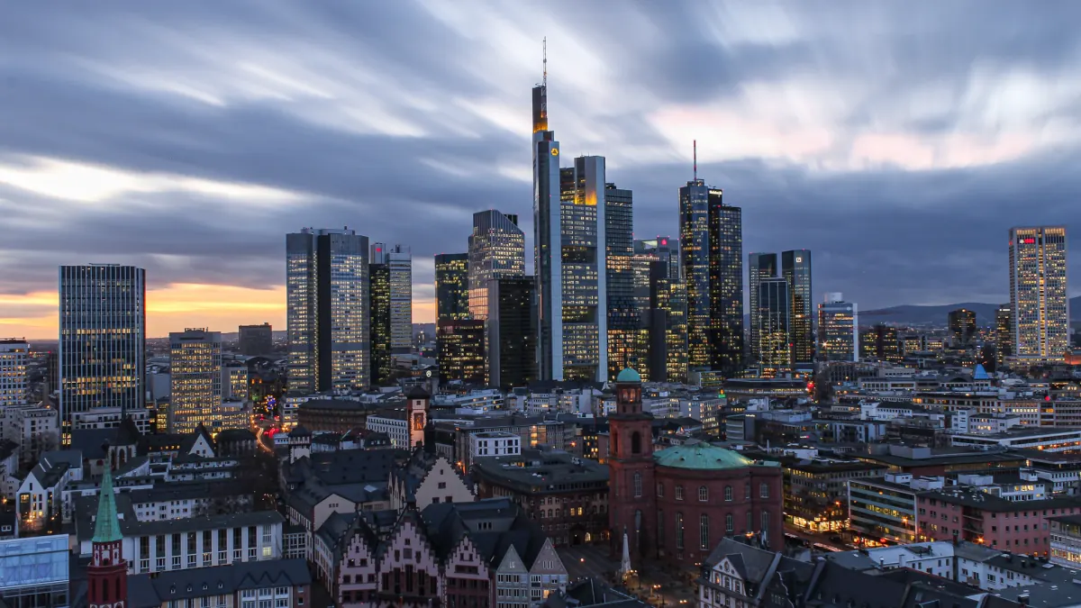 Skyline von Frankfurt bei Sonnenuntergang