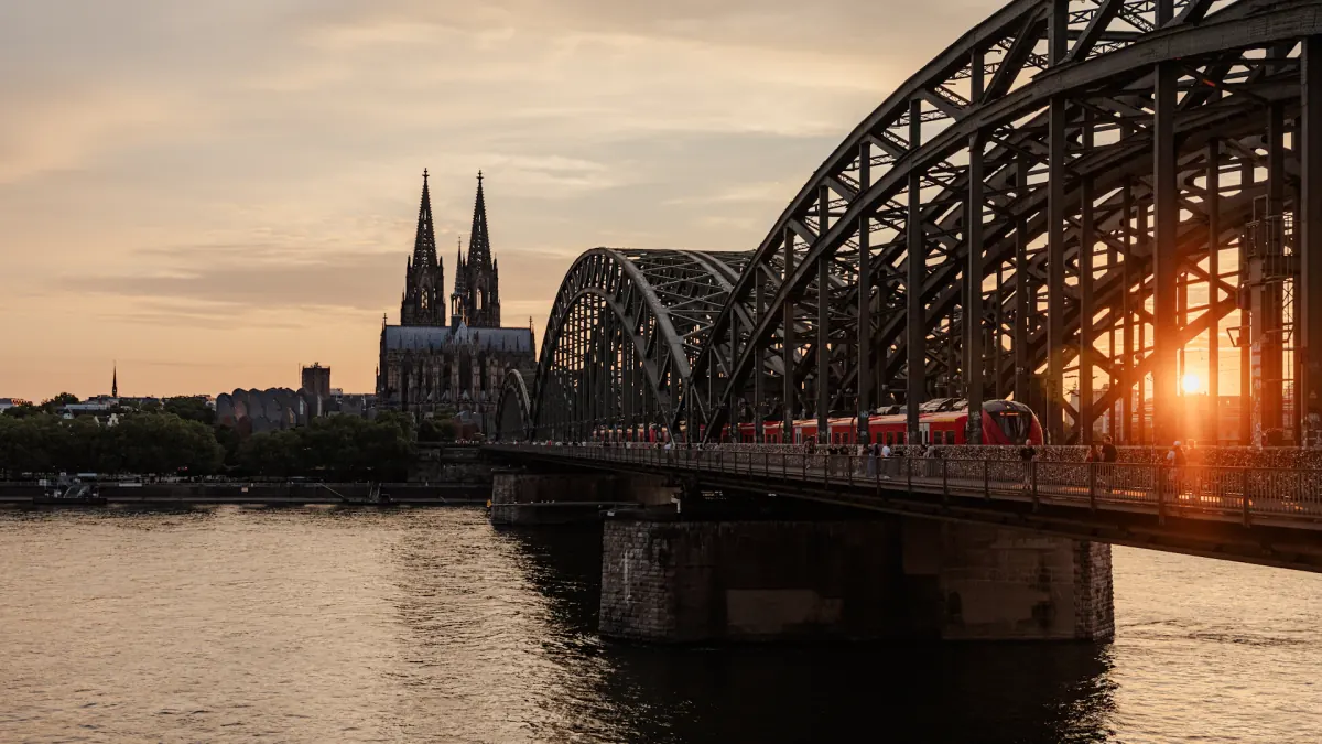 Skyline von Köln bei Sonnenuntergang