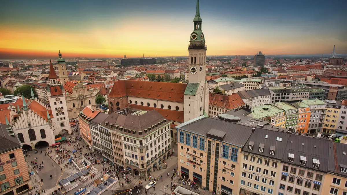Skyline von München bei Sonnenuntergang