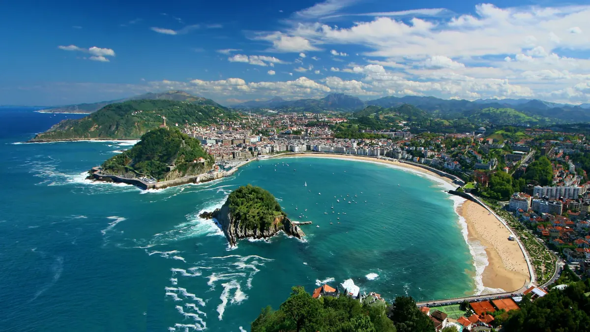 Skyline de San Sebastián al atardecer