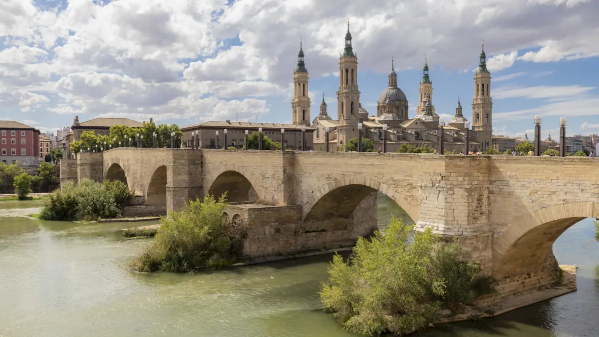 Skyline de Zaragoza al atardecer