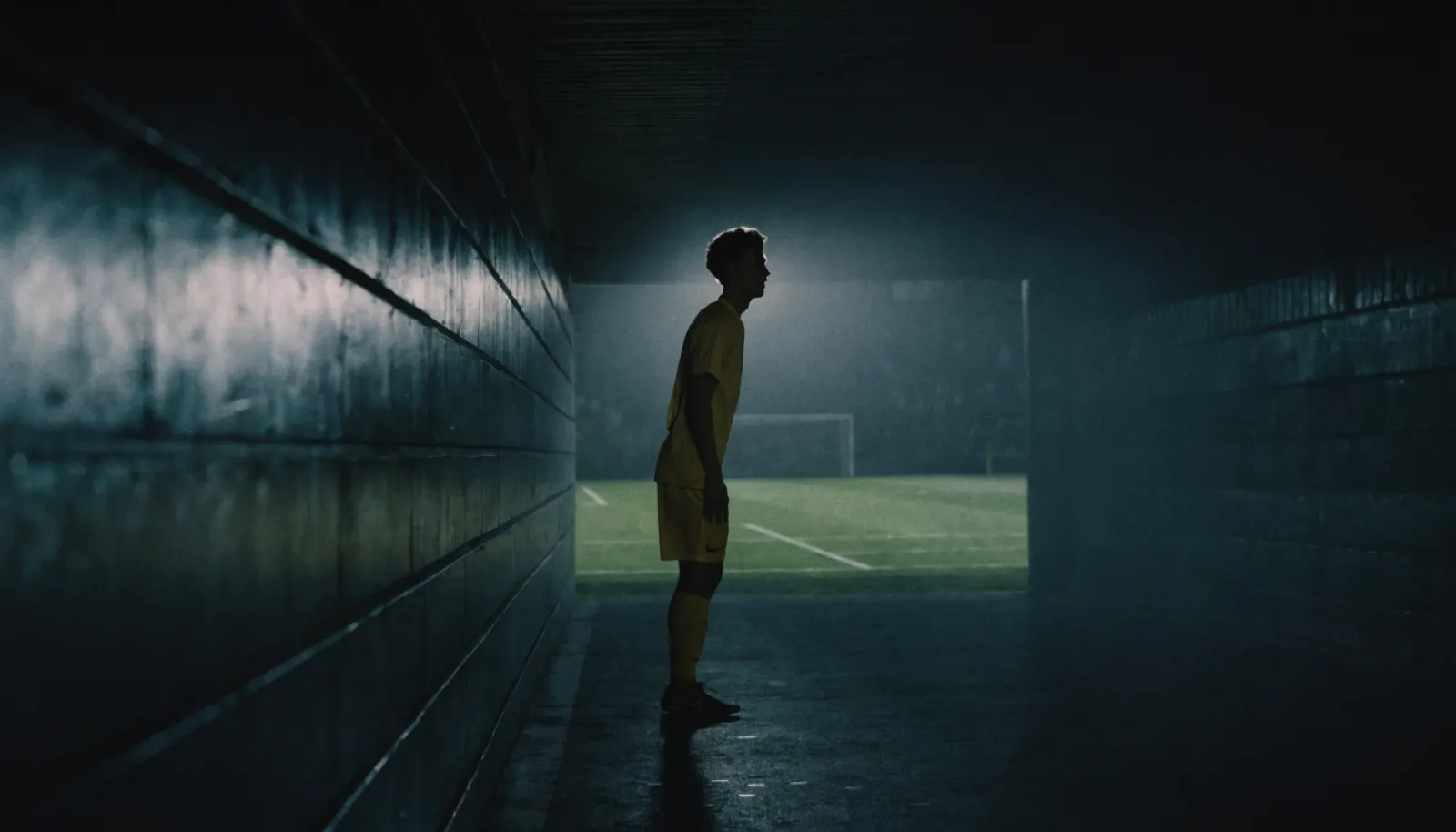 Jugador de amarillo en el túnel del estadio, proyecto UD Las Palmas