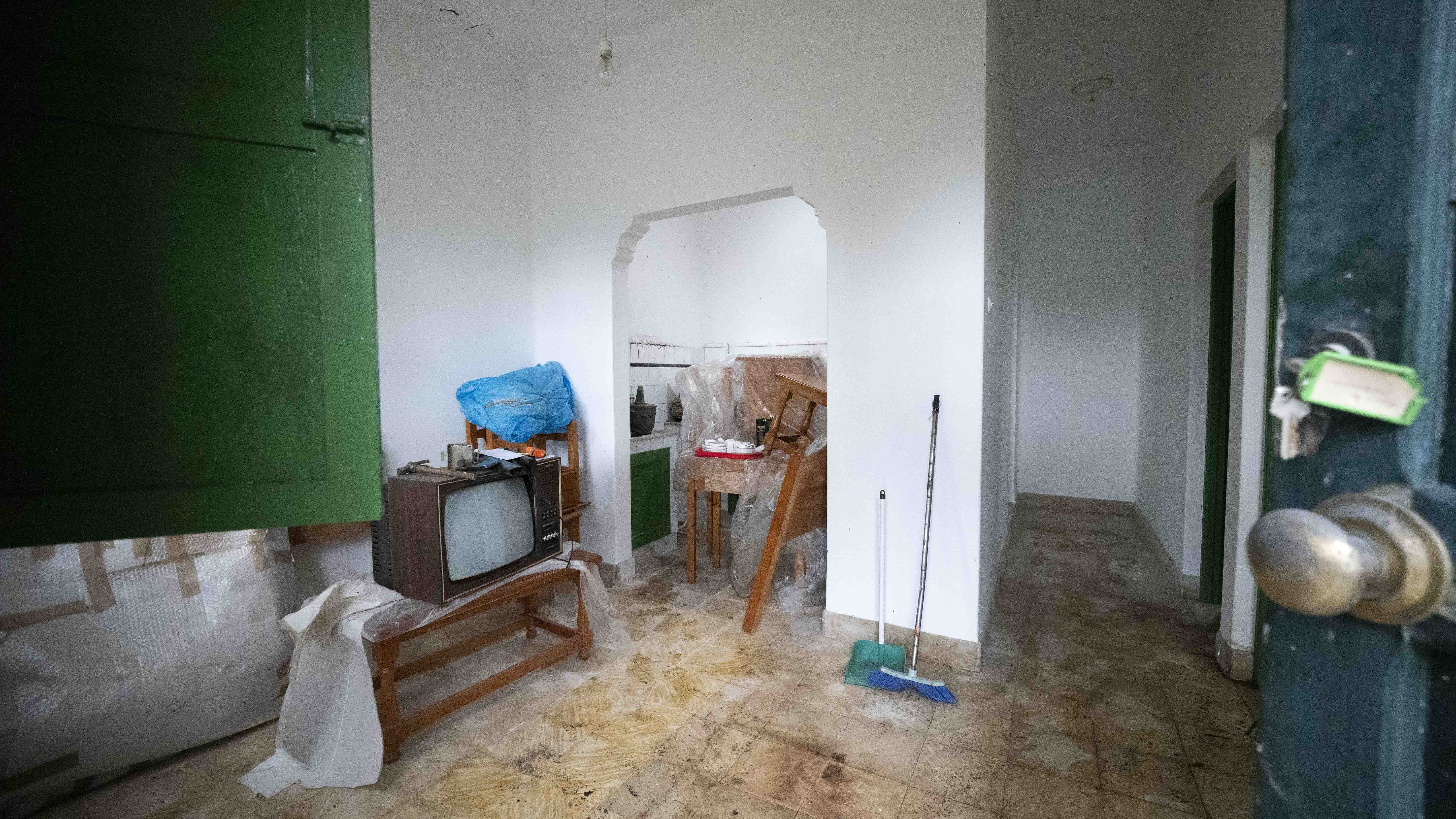 Dining room and entrance - current state